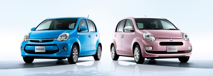 左 ： パッソ X“G package”（1.0L･2WD） ＜オプション装着車＞ 右 ： パッソ +Hana （1.0L･2WD） ＜オプション装着車＞