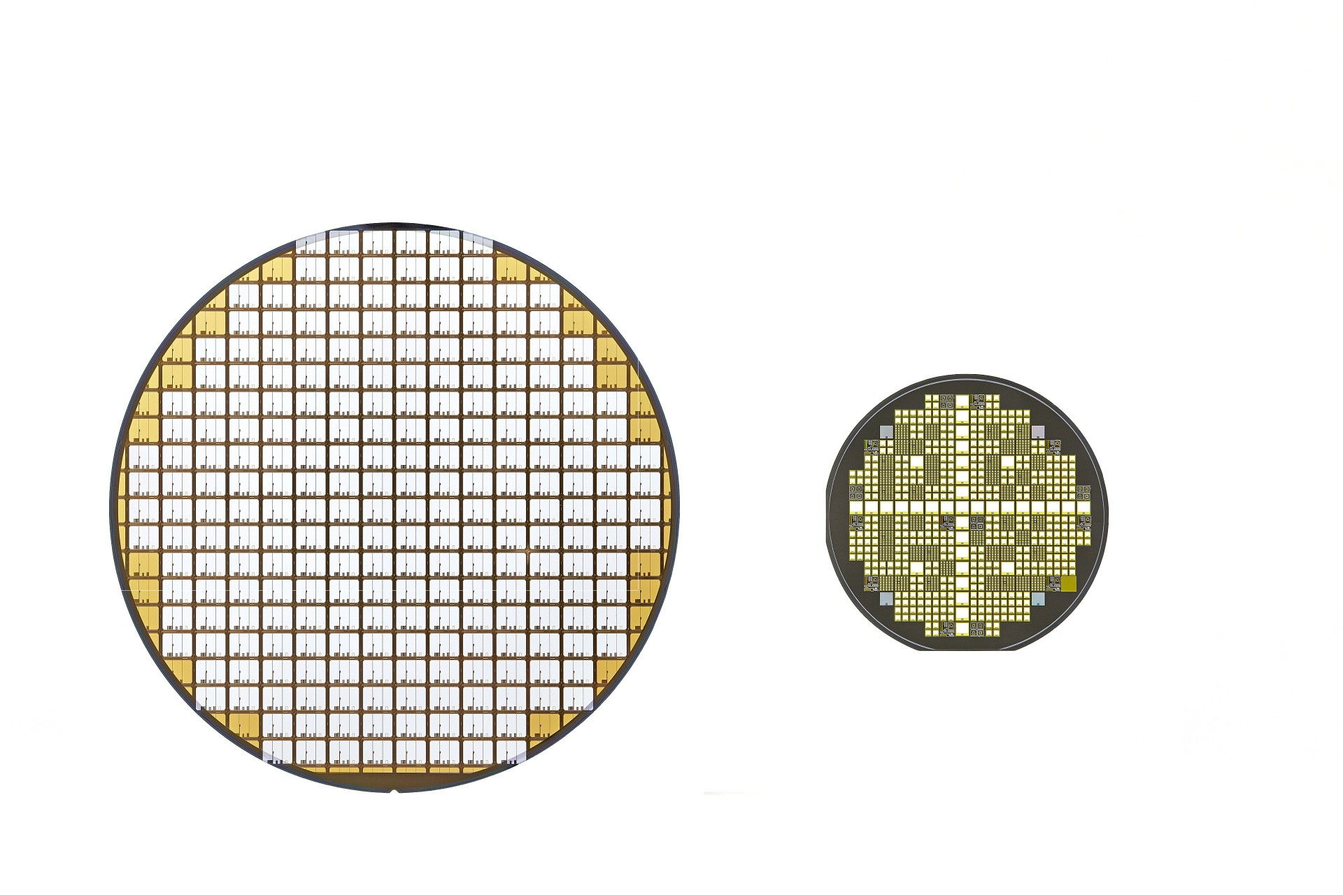 左：シリコンパワー半導体ウェーハ(トランジスタ) <br>右：SiCパワー半導体ウェーハ(トランジスタ)