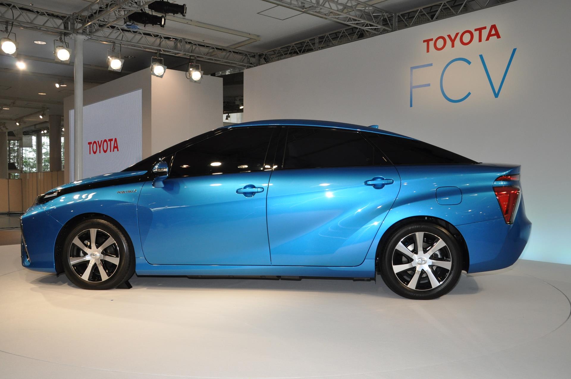 Toyota FCV Sedan (Exterior)