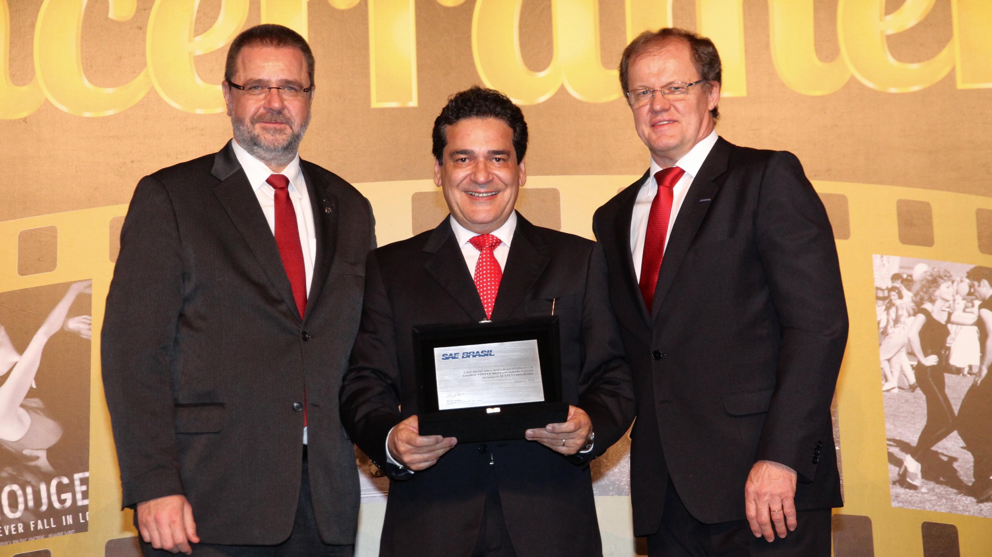 George Costa e Silva (center) receiving the award from Frank Sowade, vice-president of SAE Brazil (left) and Ricardo Reimer, president of SAE Brazil (right)