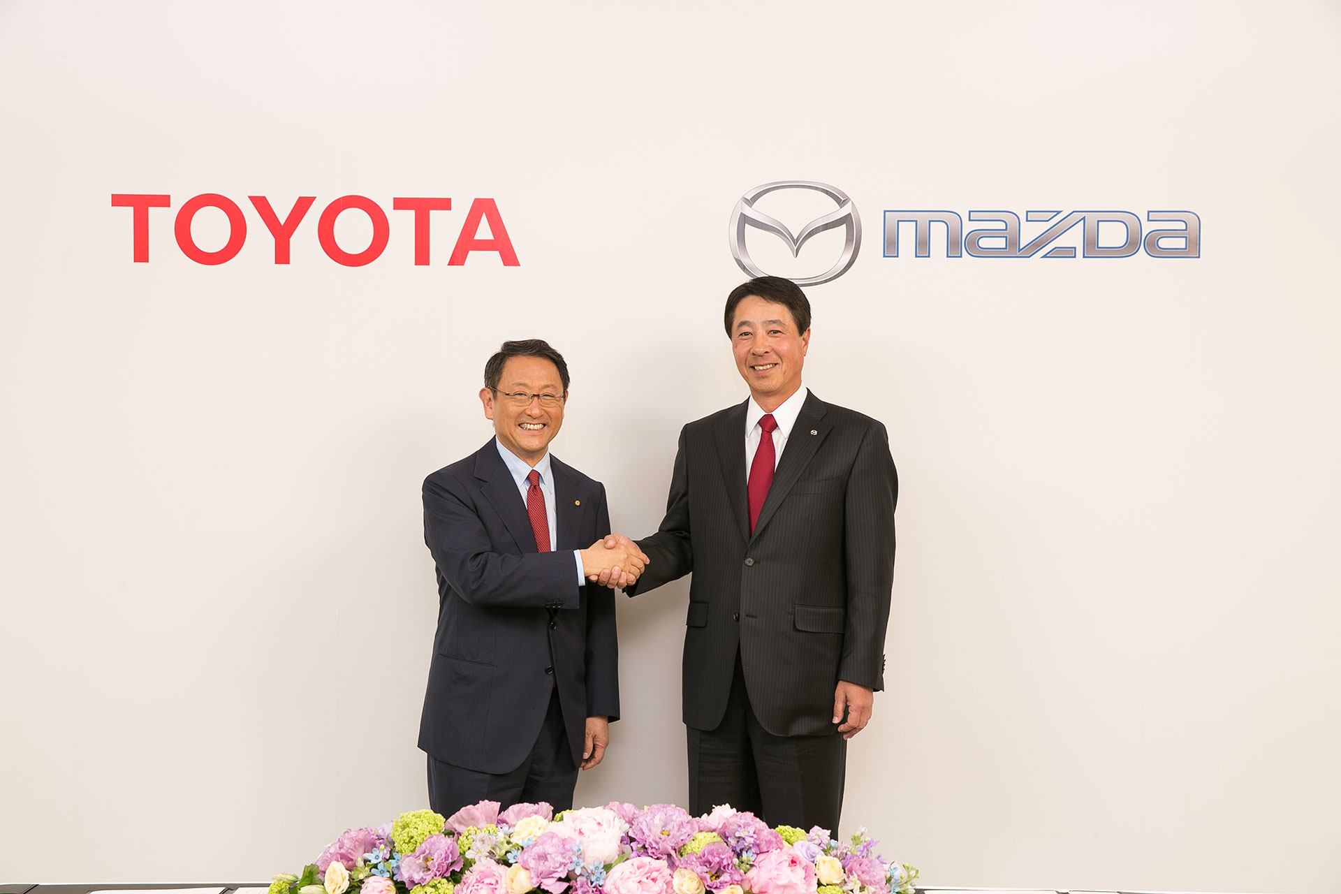 Signing of partnership agreement between Mazda and Toyota. Left: Toyota President and CEO Akio Toyoda, right: Mazda President and CEO Masamichi Kogai