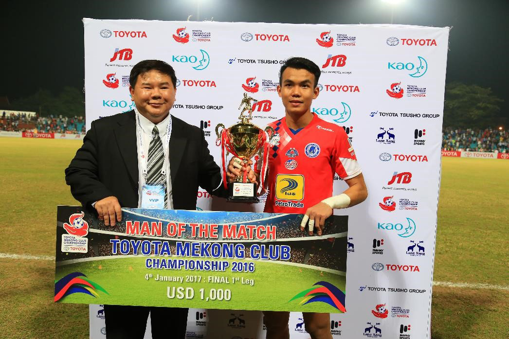 Man of the Match: Chakrin Cholnatertorn (left), General Manager, Toyota Motor Thailand and Lanexang United FC's goalkeeper Soukthavy Soundala