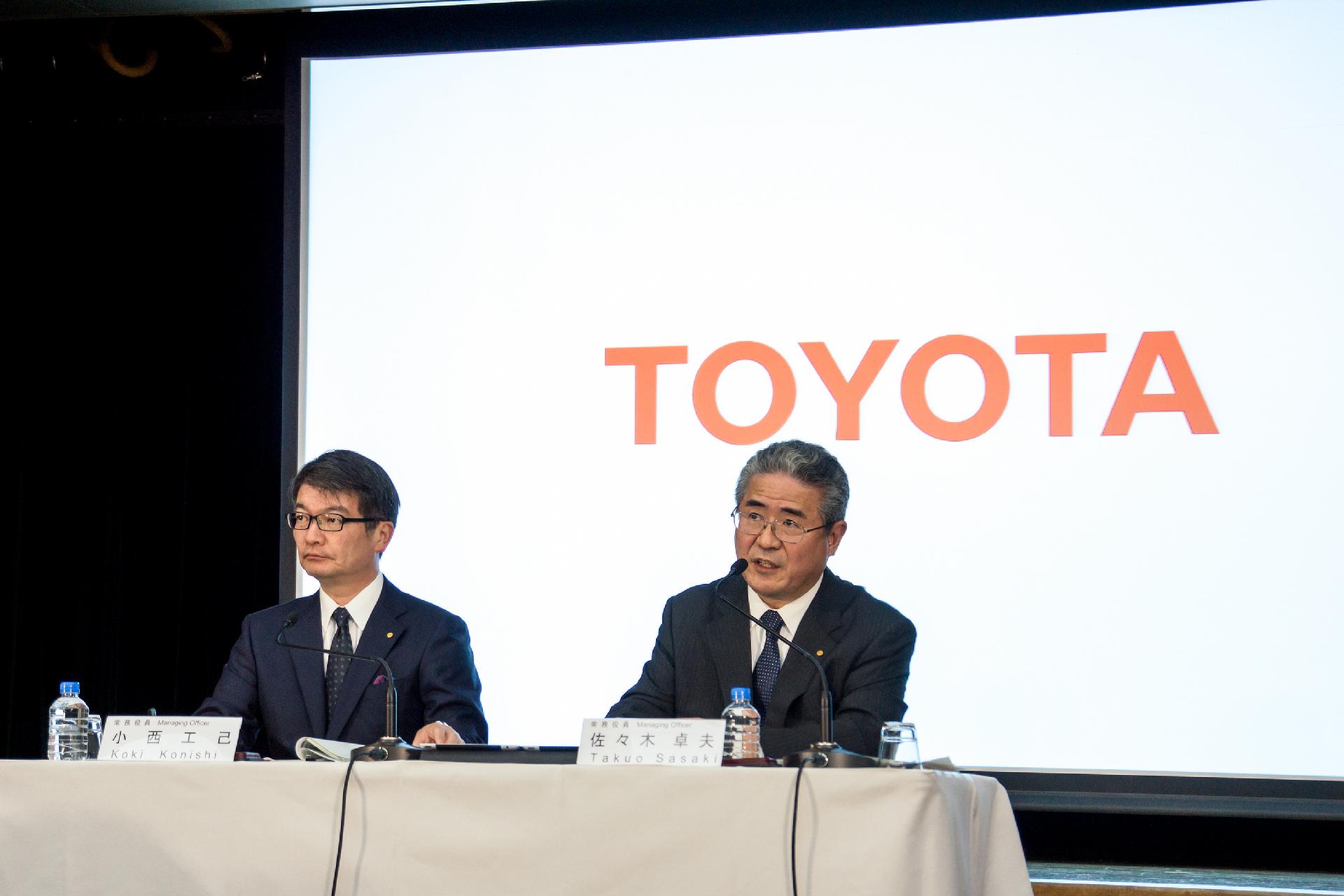 Managing Officer Koki Konishi (left) and Managing Officer Takuo Sasaki (right) at FY2015 3Q Financial Results Press Briefing