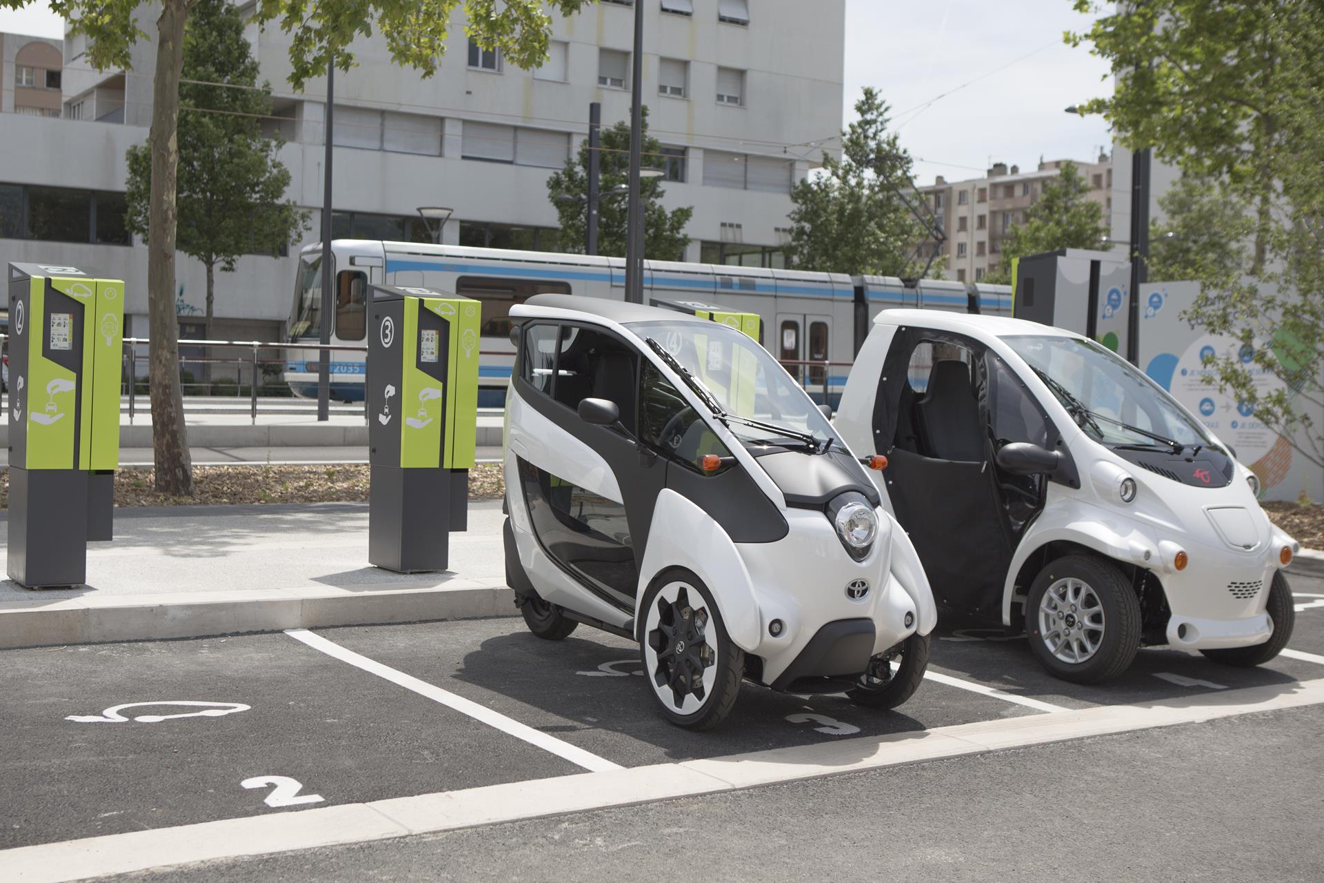 Toyota i-ROAD and COMS charging at Citélib by Ha:mo charging station