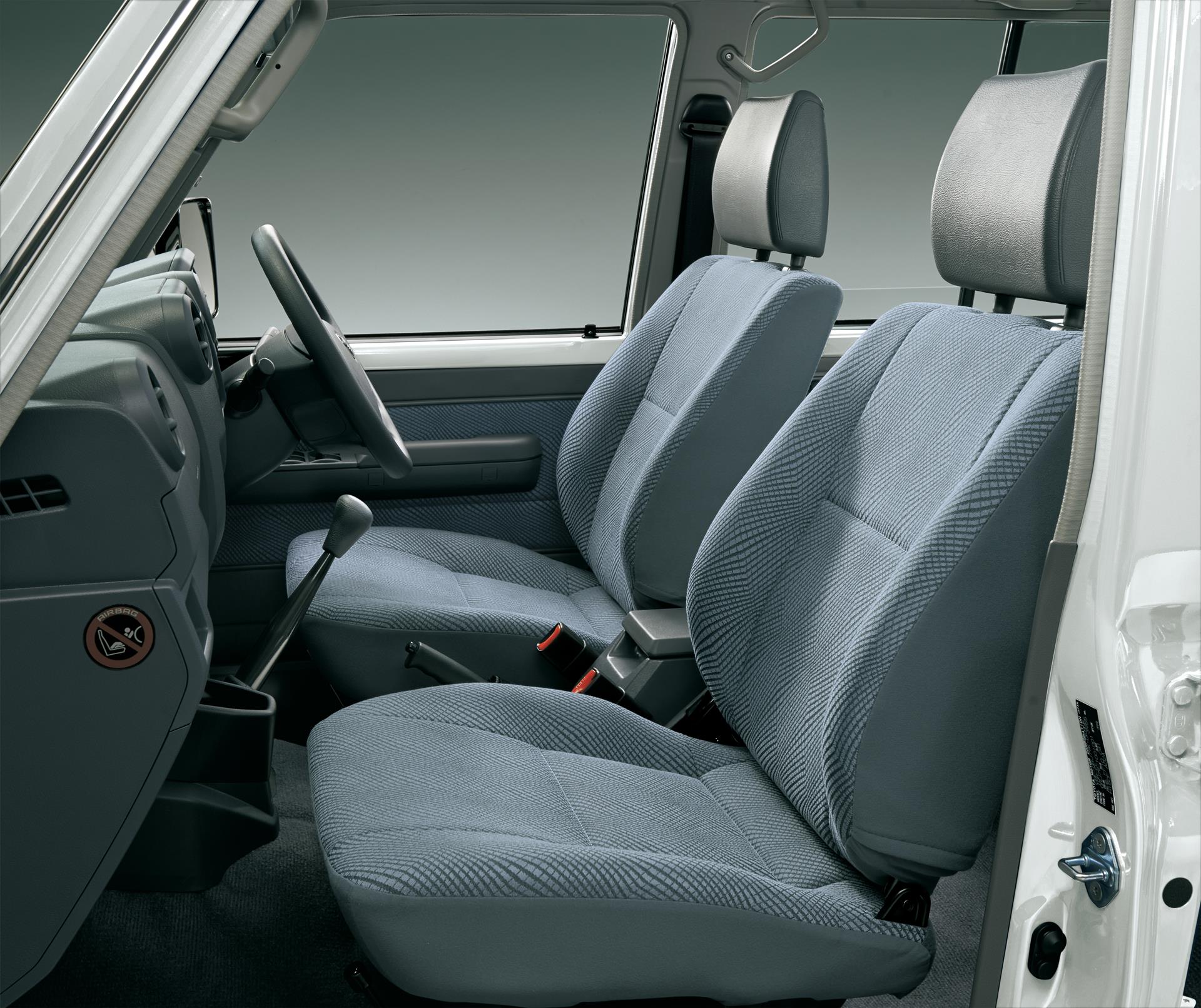Land Cruiser 70 pickup interior (Japan commemorative re-release; with options)